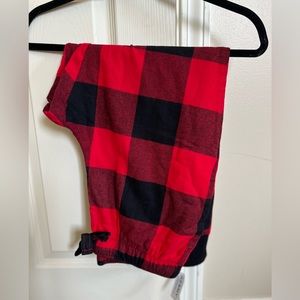 NWT Old Navy jogger pajama bottoms. Buffalo plaid. Size petite small.